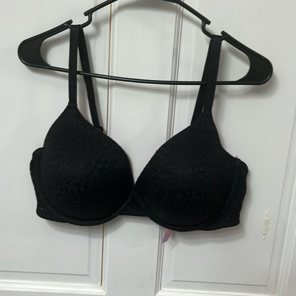 PINK t-shirt bra. Black leopard lace. Good condition.